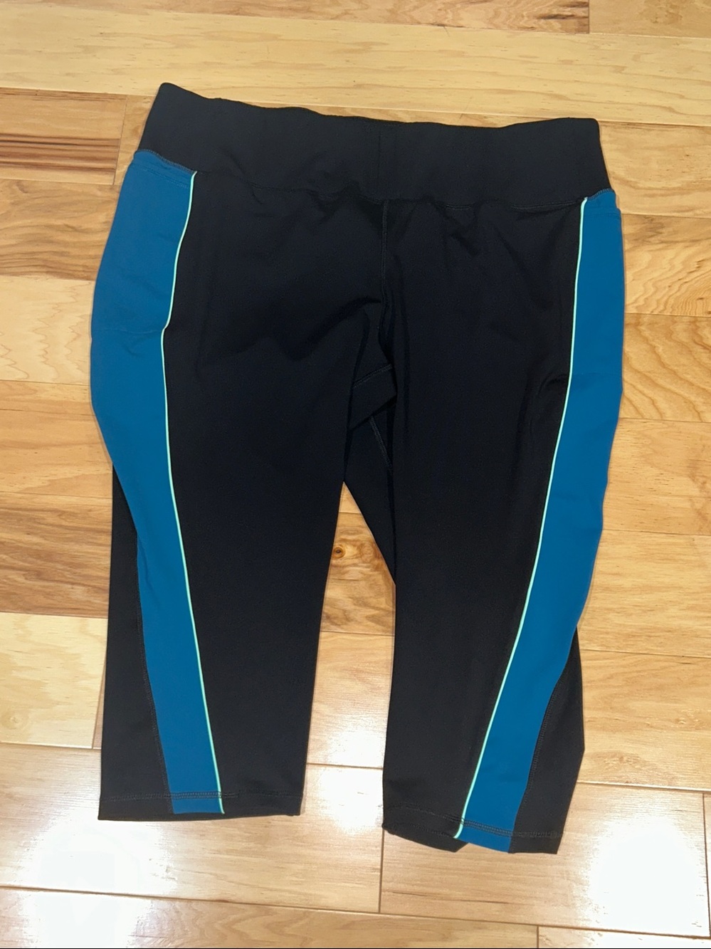 EUC LIVI black with blue capri  legging 26/28